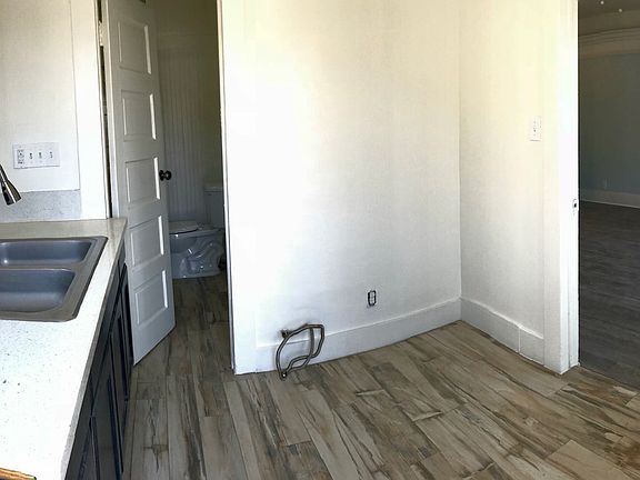 4th image of 1809 1/2 W Temple St