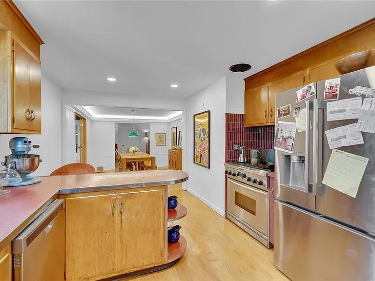 114 Burbank Dr — Photo 18