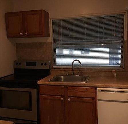 3rd image of 700 SE 20th St