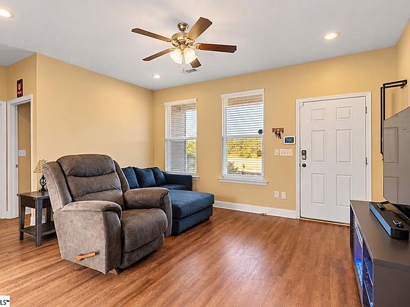 2nd image of 807 Chase Ln