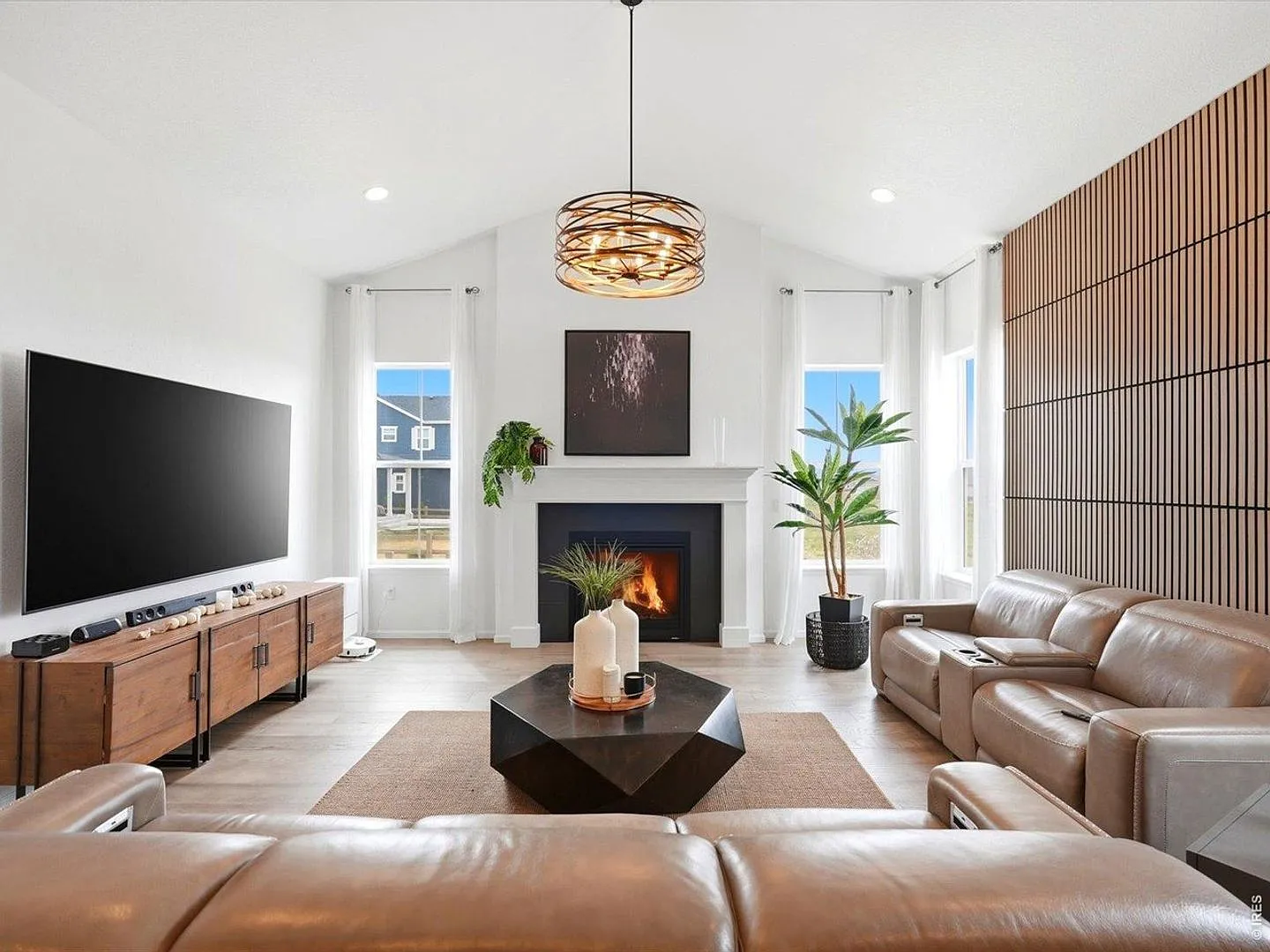 Exceptional contemporary residence in the coveted Serratoga Falls — Photo 3