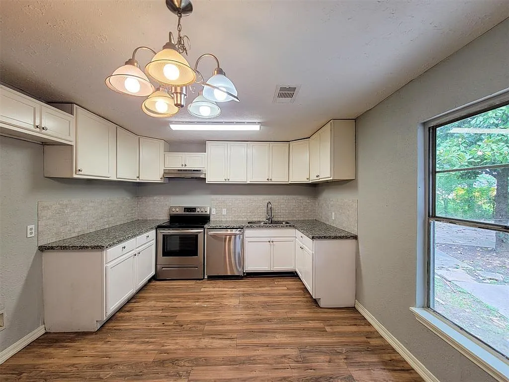 3 bed, 1.0 bath, 1356 sqft, $1,800 — Photo 4