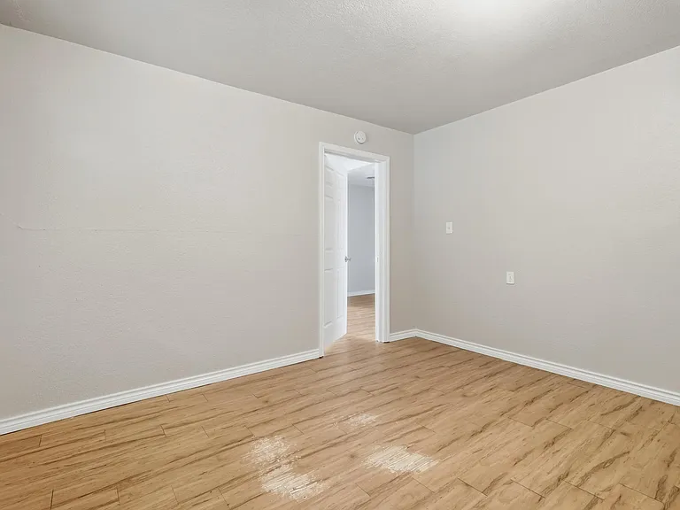 2034 Collins Ave — Photo 10