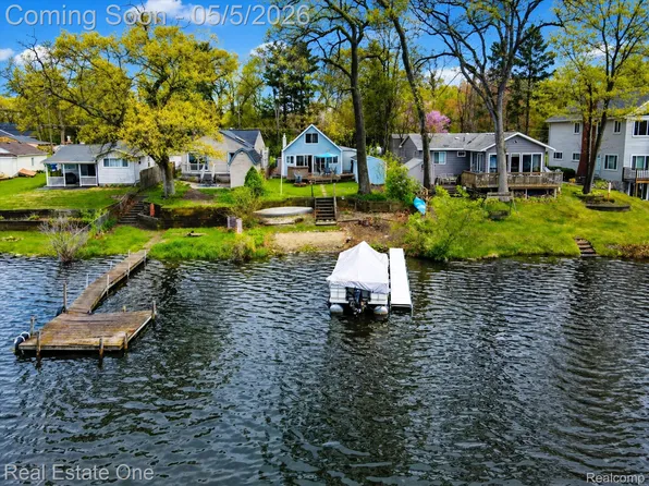 9590 Round Lake Blvd, White Lake, MI 48386