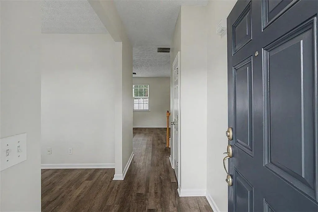 3 bed, 2.5 bath, 1554 sqft, $2,100 — Photo 2
