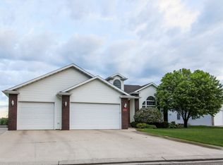 1902 Harding Pl, Bismarck, ND 58501