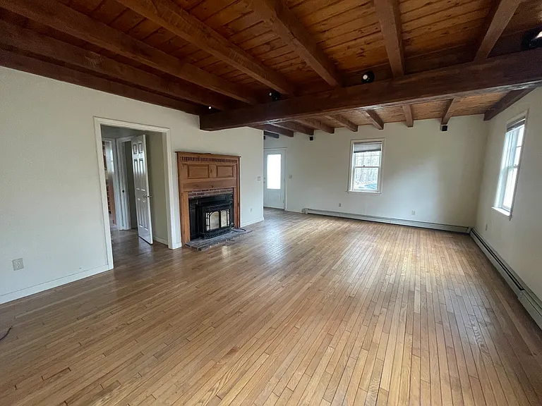 77 Rowell Rd E — Photo 3