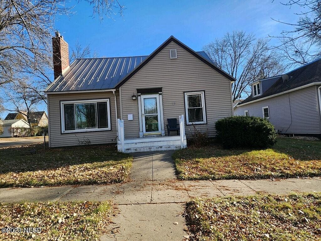 424 3rd St NE, Watertown, SD 57201 | Zillow