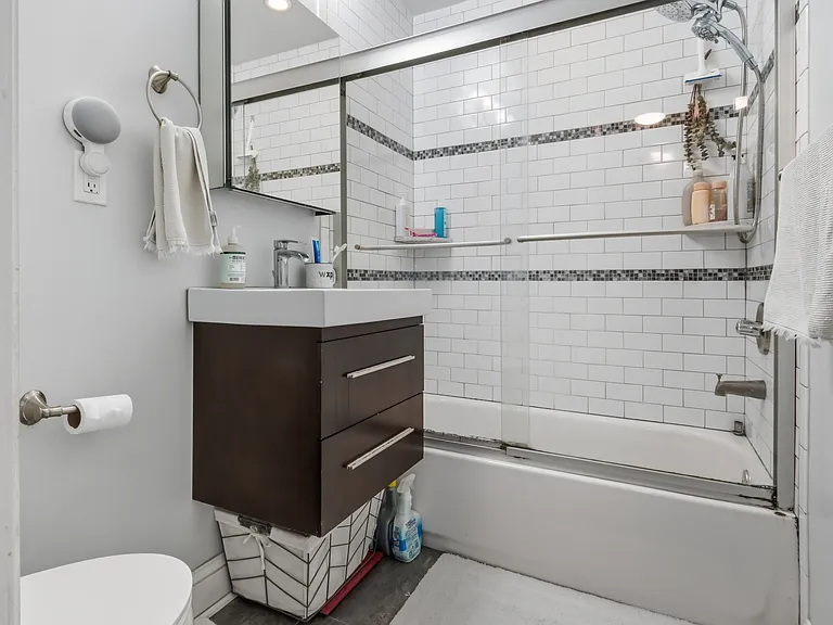 819 Tasker St — Photo 12