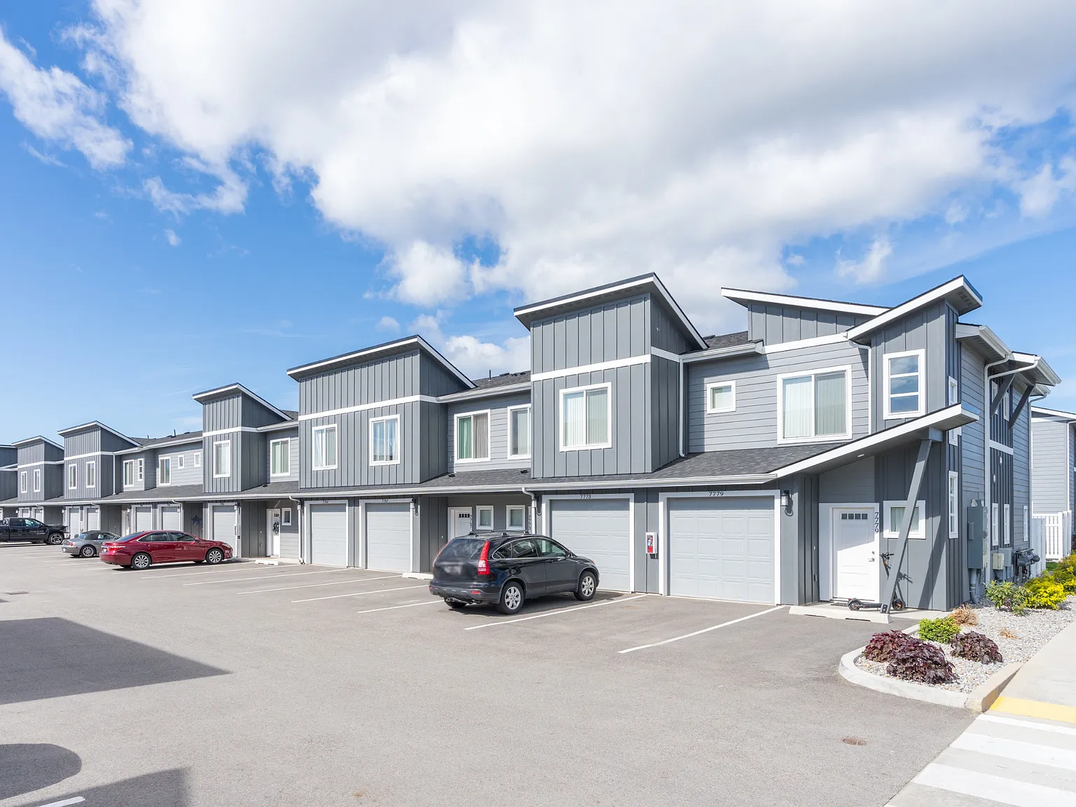 Prairie Pointe Apartments and Townhomes — Photo 4