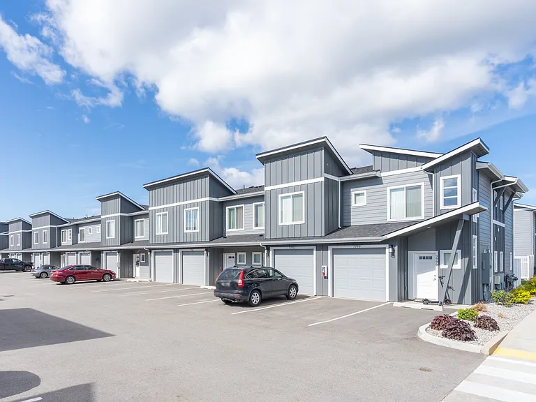 Prairie Pointe Apartments and Townhomes — Photo 10