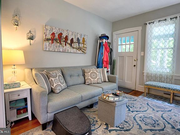 5th image of 233 Crestmont Ter