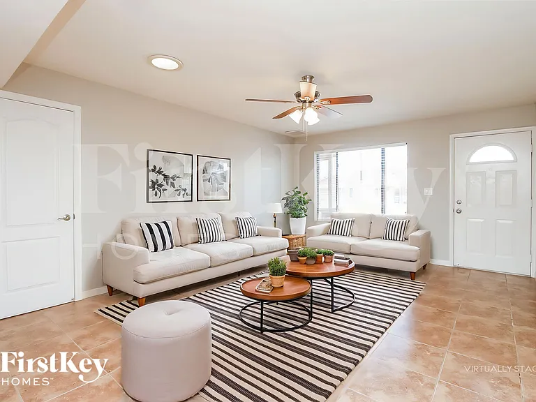 425 E Julie Dr — Photo 3