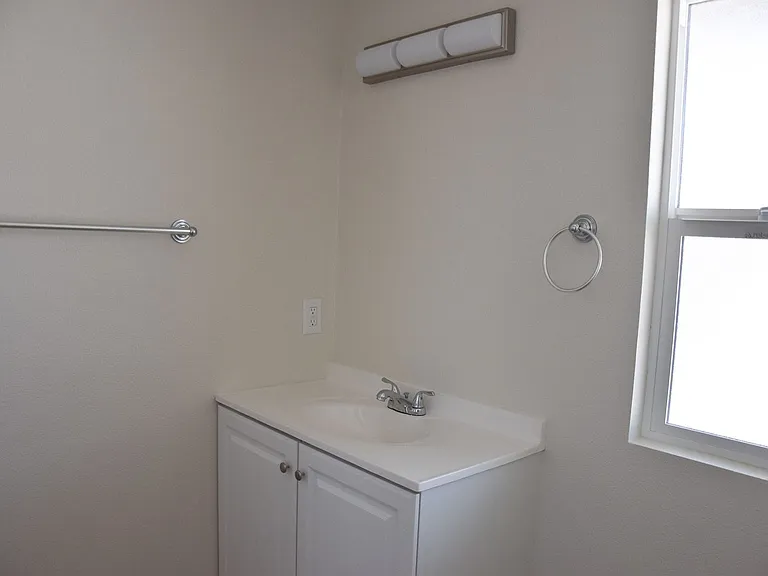 2318 E Coolidge Ave — Photo 28