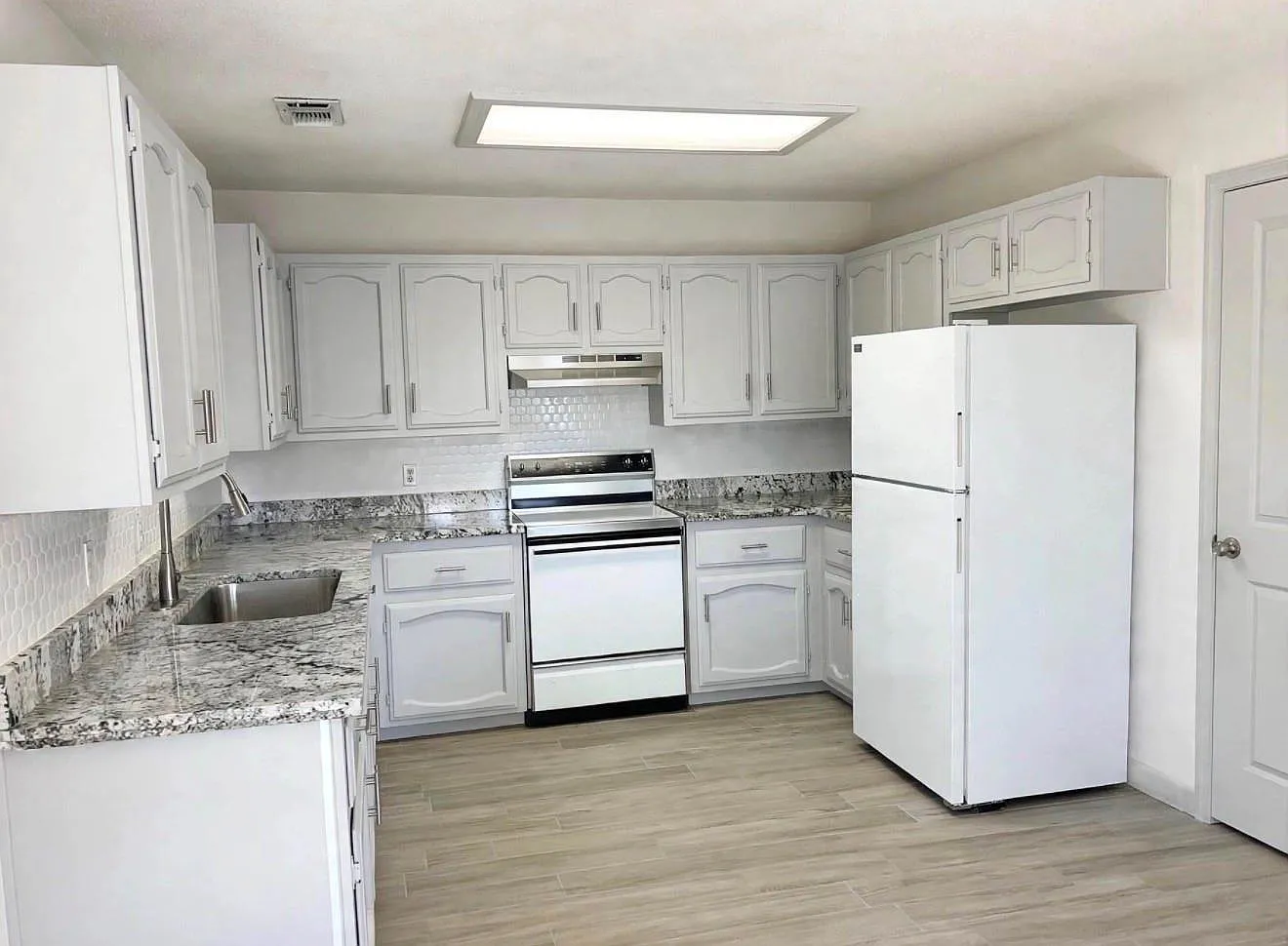 3 bed, 2.0 bath, 1144 sqft, $1,350 — Photo 2