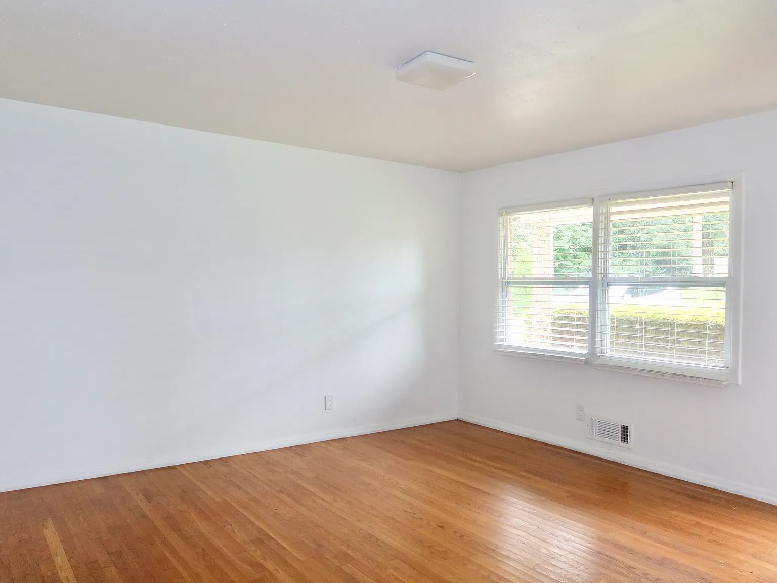 4 bed, 1350 sqft, $2,000 — Photo 2