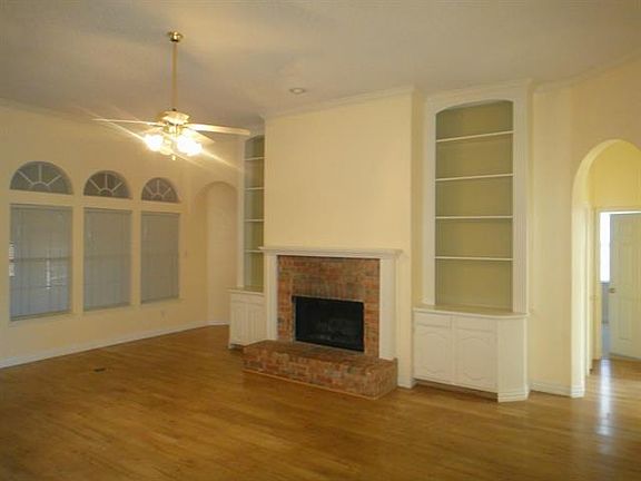 2nd image of 919 E Grubb Dr