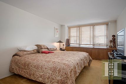 4th image of 15 W 72nd St APT 23A