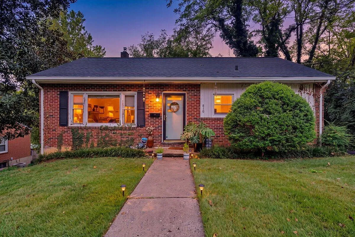 2 bed, 1.0 bath, 850 sqft, $1,300 — Photo 1