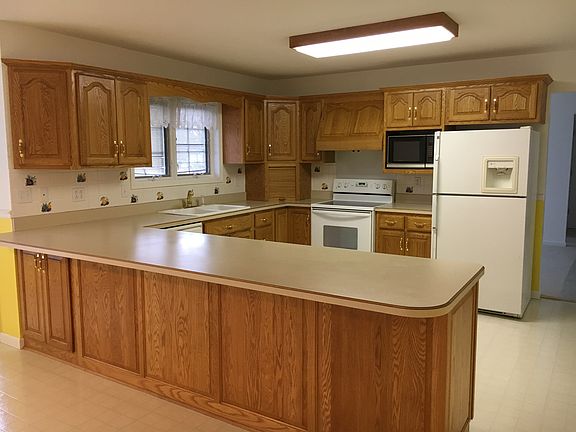 Oak cabinets, breakfast bar