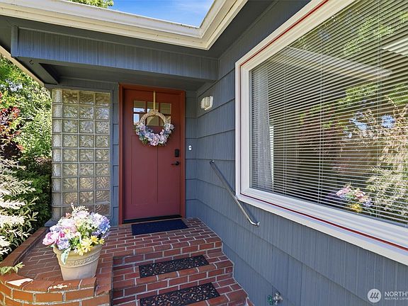 2nd image of 2219 Washington Way