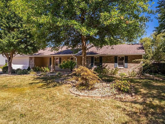 3rd image of 1703 N Dawn Dr