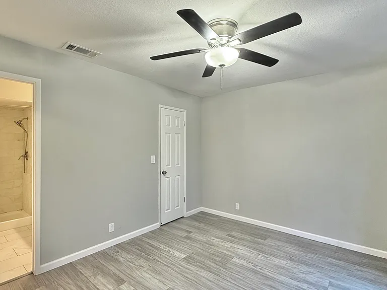 2135 E Valley Pkwy #33 — Photo 31