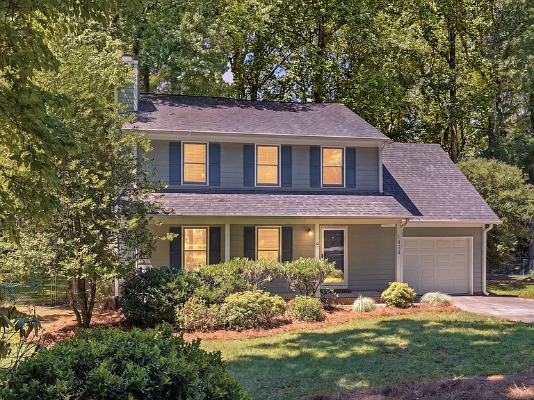 1424 Brookwood Dr — Photo 1