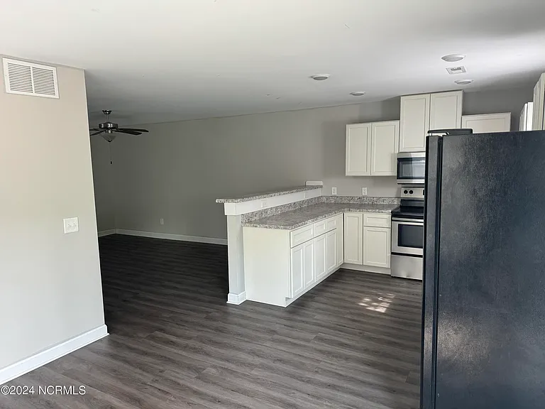 210 Jordan Ln — Photo 11
