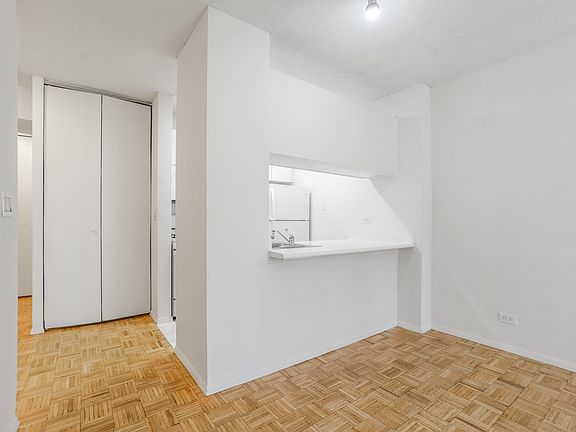 4th image of 250 E 40th St #8A3