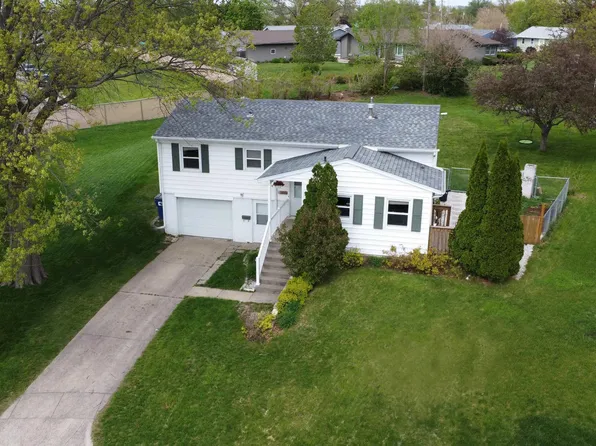 209 Huisman Cir, Marshalltown, IA 50158