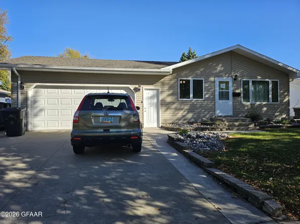 159 Victoria Ct, Grand Forks, ND 58201