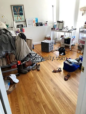 4 bed, 1.0 bath, 1200 sqft, $4,400 — Photo 2