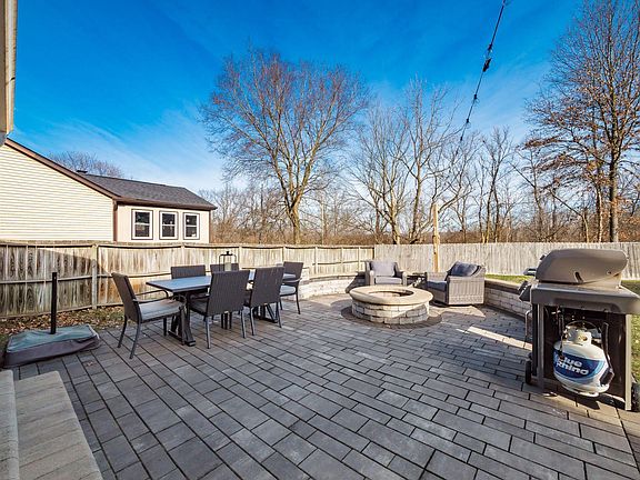 5th image of 380 Sandburr Dr