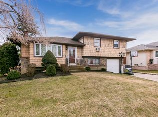 422 N Queens Ave, Massapequa, NY 11758