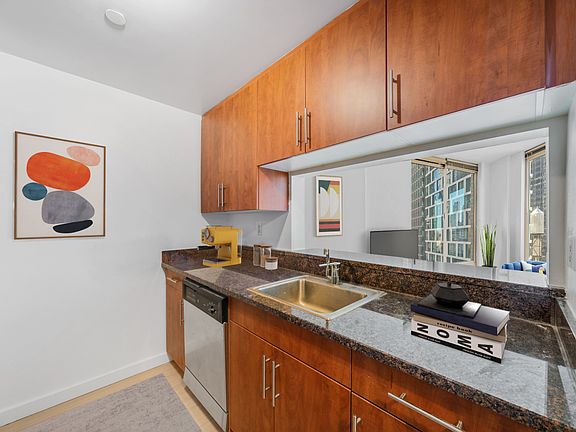 4th image of 260 W 54th St APT 19H