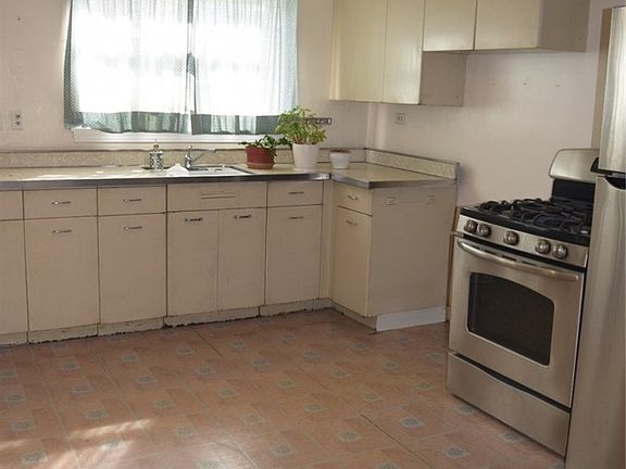 5th image of 1223 Holmes St