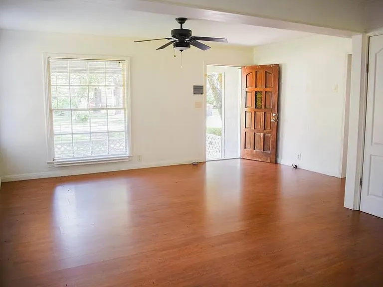822 25th St SE — Photo 3