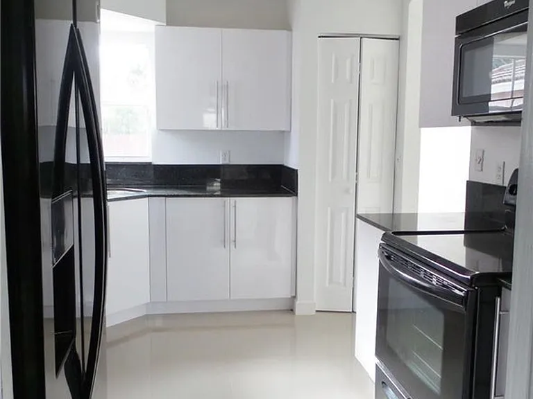 533 NW 47th Ave — Photo 3
