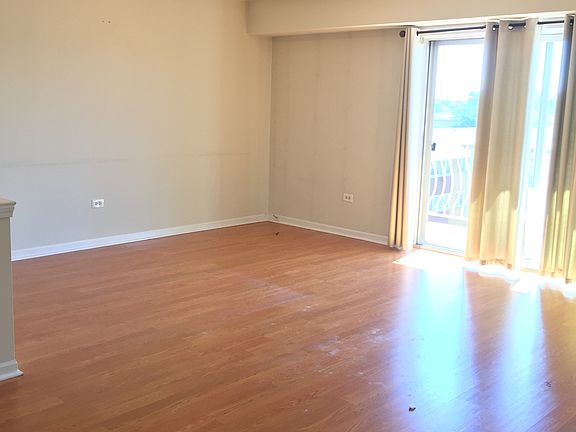 3rd image of 6463 N Northwest Hwy APT 302