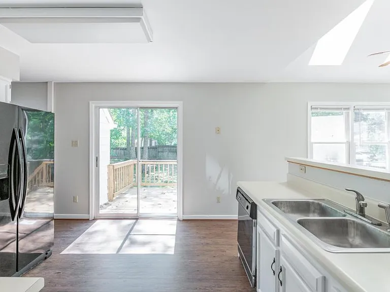 8915 Castle Point Dr — Photo 6