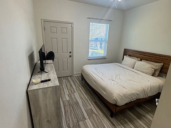 Master Bedroom
King Size Bed
Dresser
Smart TV
Closet