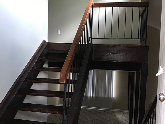 3rd image of 6689 Knollwood Cir