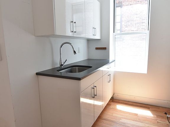 2nd image of 22 Saint Nicholas Pl APT 44