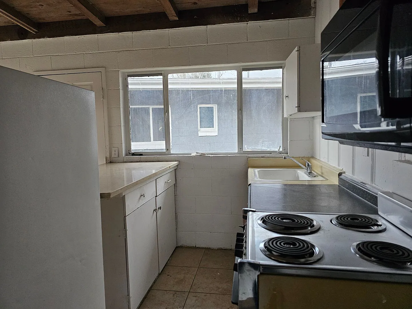2 bed, 1.0 bath, $1,150 — Photo 3