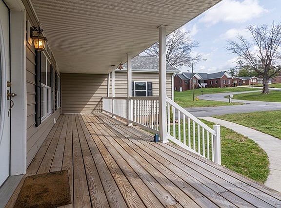 4th image of 233 Glenrochie Dr