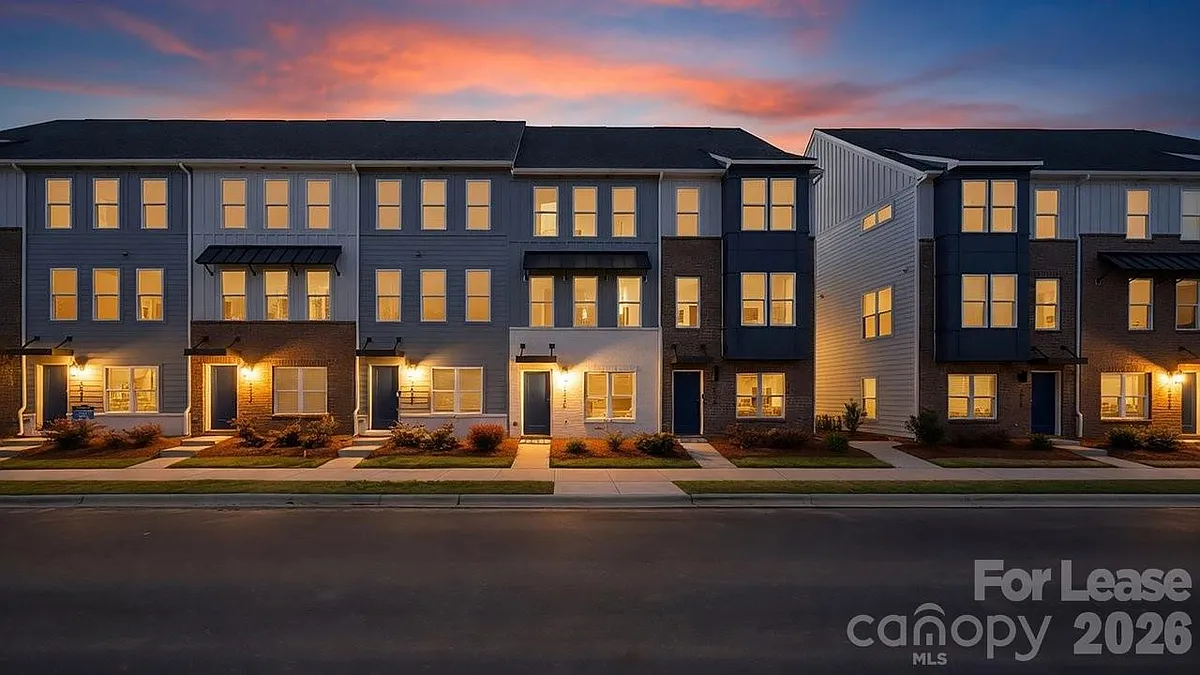 Building Photo - 2025 Clarksdale Dr