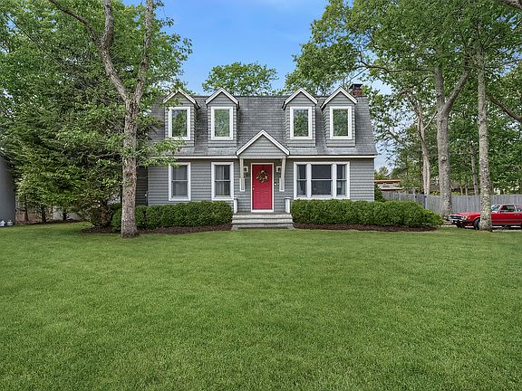 2nd image of 687 Accabonac Rd