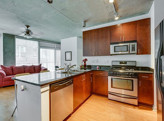 3rd image of 611 S Wells St #1001