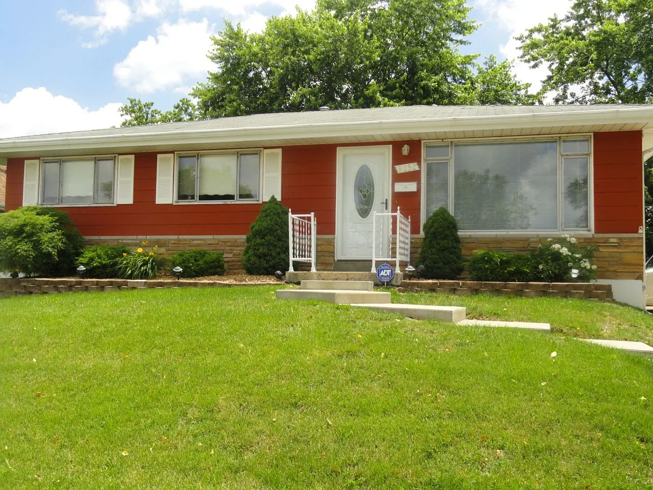 8252 Morganford Rd photo 1